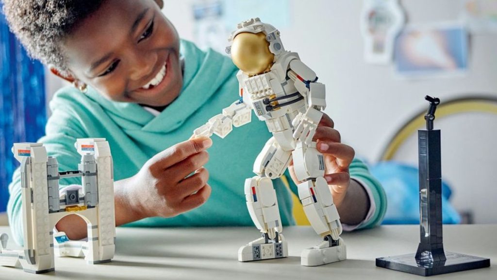 LEGO Creator 31152 SPACE ASTRONAUT lifestyle featured 1024x576